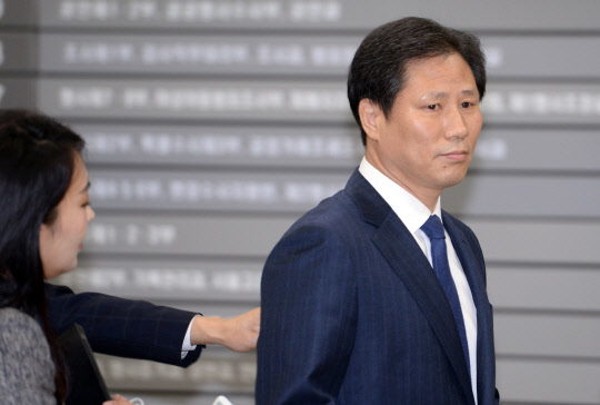 '청와대 문고리 3인방' 안봉근 전 청와대 국정홍보비서관이 '비선실세' 최순실씨 의혹과 관련 조사를 받기 위해 참고인 신분으로 14일 오전 서초구 서울중앙지방검찰청으로 들어서고 있다. 안 전 비서관은 이날 정해진 시간을 피해 포토라인과 취재진을 완전히 무시하며 슬그머니 출석했다.